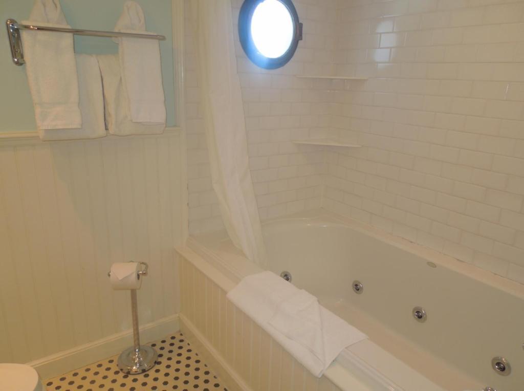 Anchor Inn Beach House بروفينس الغرفة الصورة