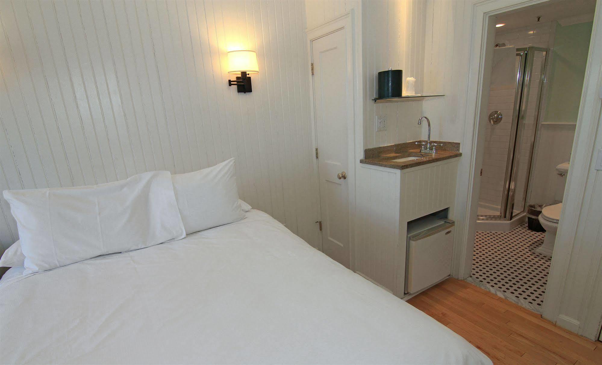 Anchor Inn Beach House بروفينس المظهر الخارجي الصورة